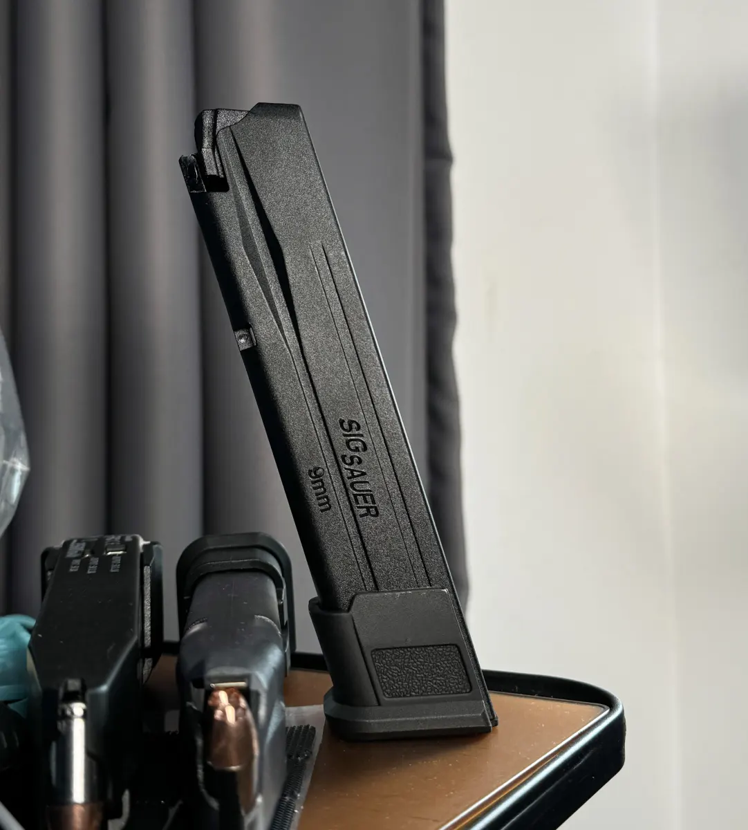 P320マガジン風モバイルバッテリー 軽量 小型 携帯電話・スマートフォン用モバイルバッテリー 残量表示 サバイバルゲーム/旅行/出張/防災グッズ