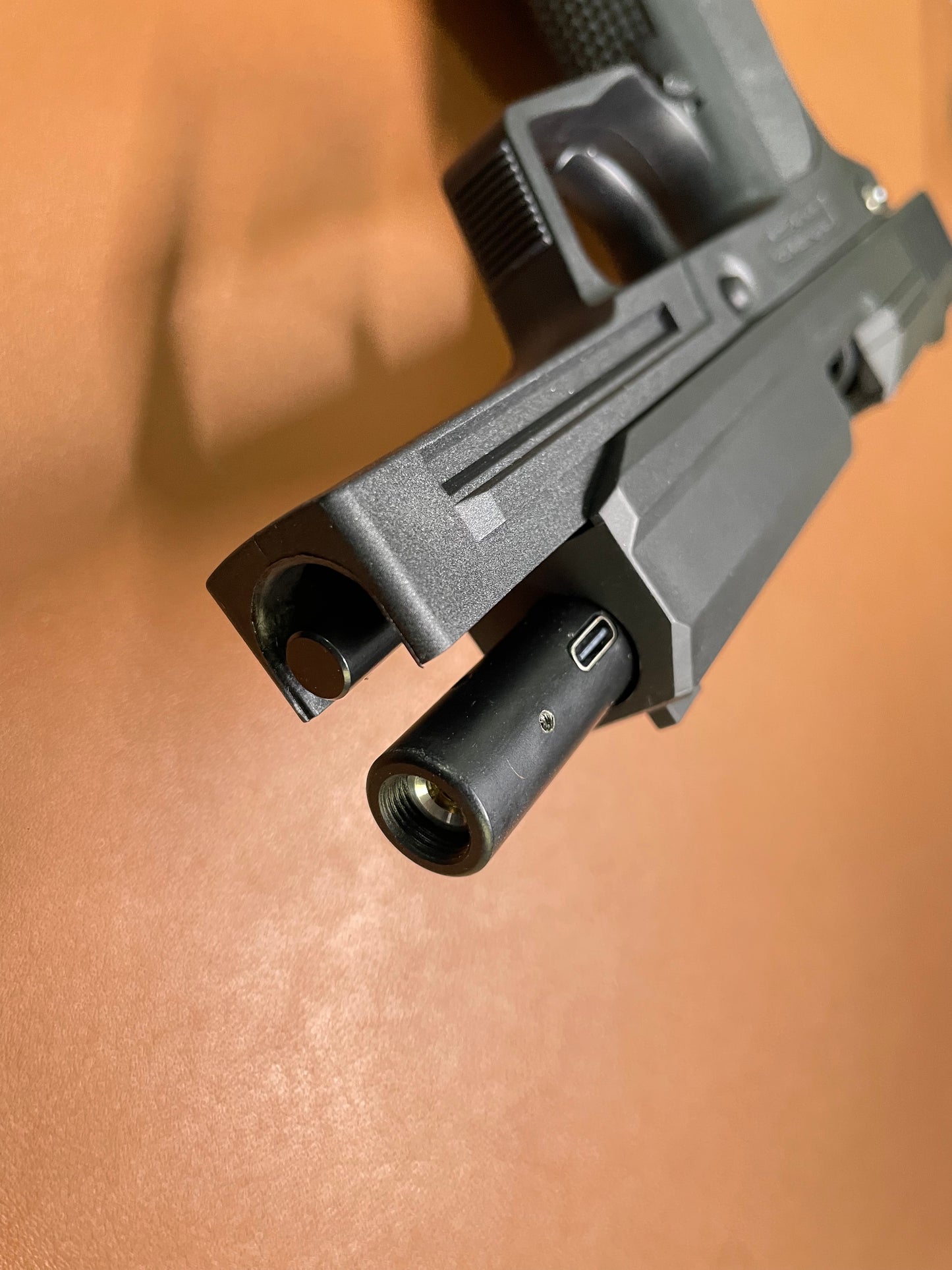 アップグレードされたUSPダブルカラム 排莢式 銃口が詰まっているので(安全だ)レーザーを発射することができますトレーニング用科学教育玩具 正規品