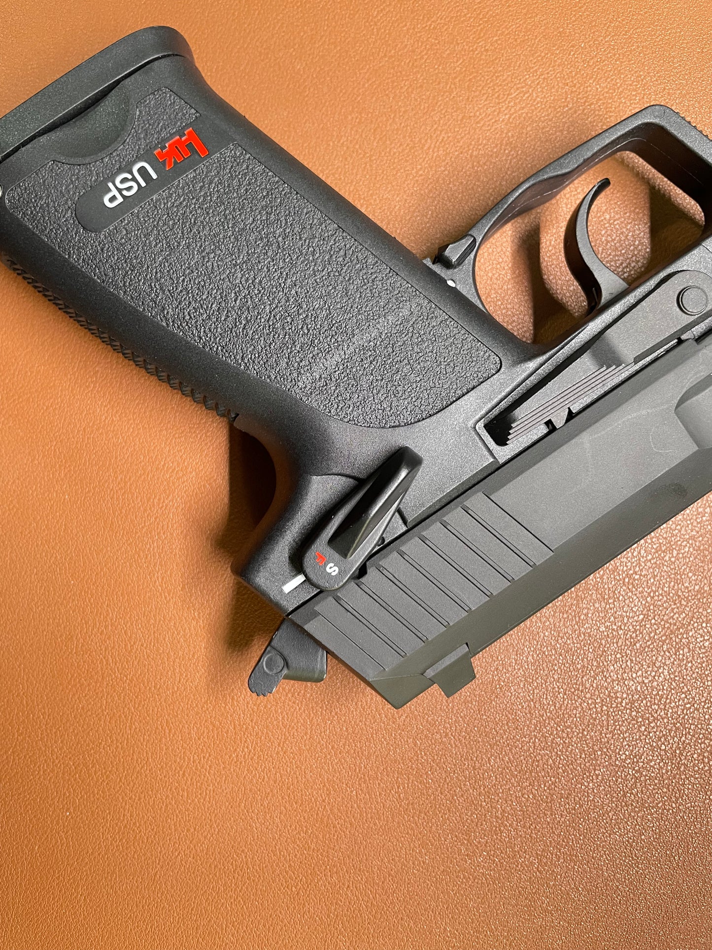 アップグレードされたUSPダブルカラム 排莢式 銃口が詰まっているので(安全だ)レーザーを発射することができますトレーニング用科学教育玩具 正規品
