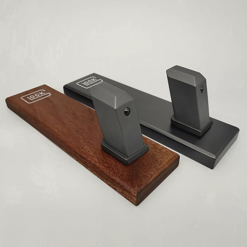 ガンスタンド ディスプレイスタンド 胡桃木/榉木 モデルガン エアガン 展示台 Glock互換 G17/G18/G19/G34/G45 TTI / SIG SAUER / Strike Industries コレクション用 卓上ディスプレイ