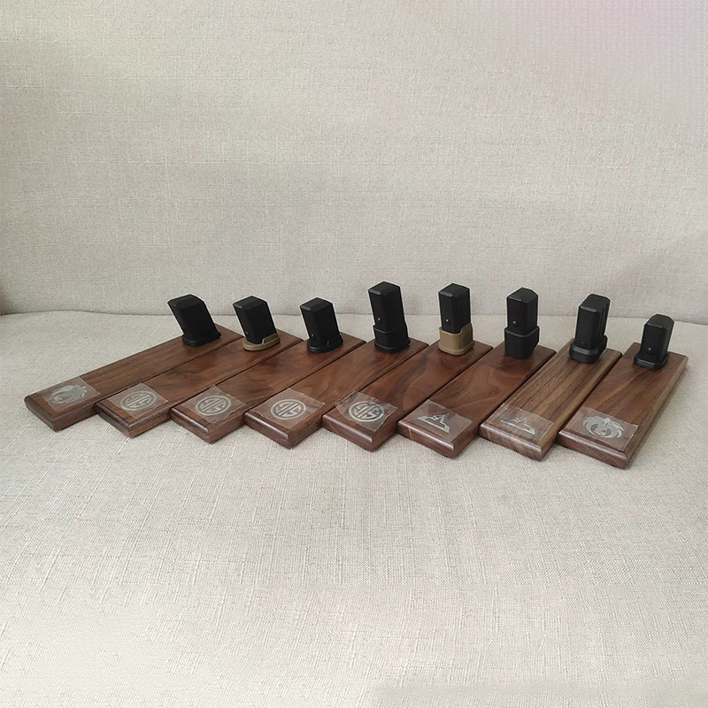 ガンスタンド ディスプレイスタンド 胡桃木/榉木 モデルガン エアガン 展示台 Glock互換 G17/G18/G19/G34/G45 TTI / SIG SAUER / Strike Industries コレクション用 卓上ディスプレイ