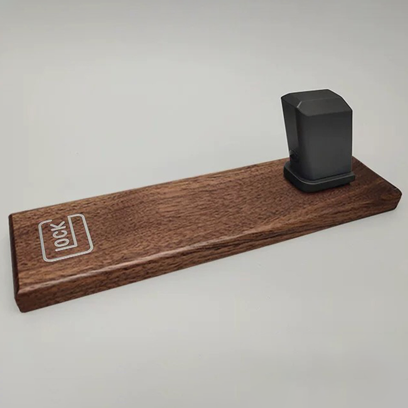 ガンスタンド ディスプレイスタンド 胡桃木/榉木 モデルガン エアガン 展示台 Glock互換 G17/G18/G19/G34/G45 TTI / SIG SAUER / Strike Industries コレクション用 卓上ディスプレイ