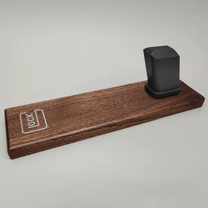 ガンスタンド ディスプレイスタンド 胡桃木/榉木 モデルガン エアガン 展示台 Glock互換 G17/G18/G19/G34/G45 TTI / SIG SAUER / Strike Industries コレクション用 卓上ディスプレイ