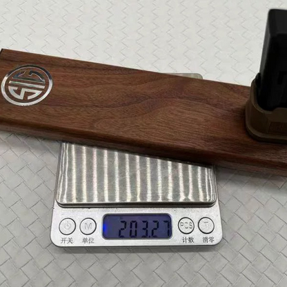 ガンスタンド ディスプレイスタンド 胡桃木/榉木 モデルガン エアガン 展示台 Glock互換 G17/G18/G19/G34/G45 TTI / SIG SAUER / Strike Industries コレクション用 卓上ディスプレイ