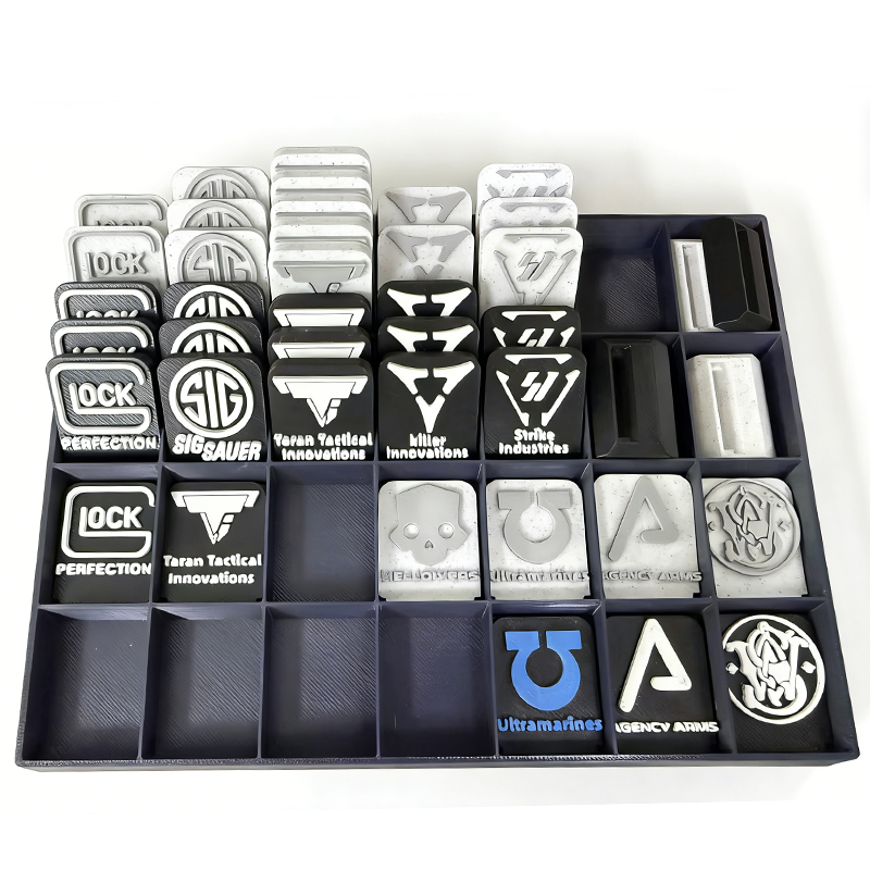 ガンスタンド ディスプレイスタンド 3Dプリント製 モデルガン エアガン 展示台 Glock / SIG SAUER / TTI / Strike Industries 立標プレート付き コレクション用 卓上ディスプレイ